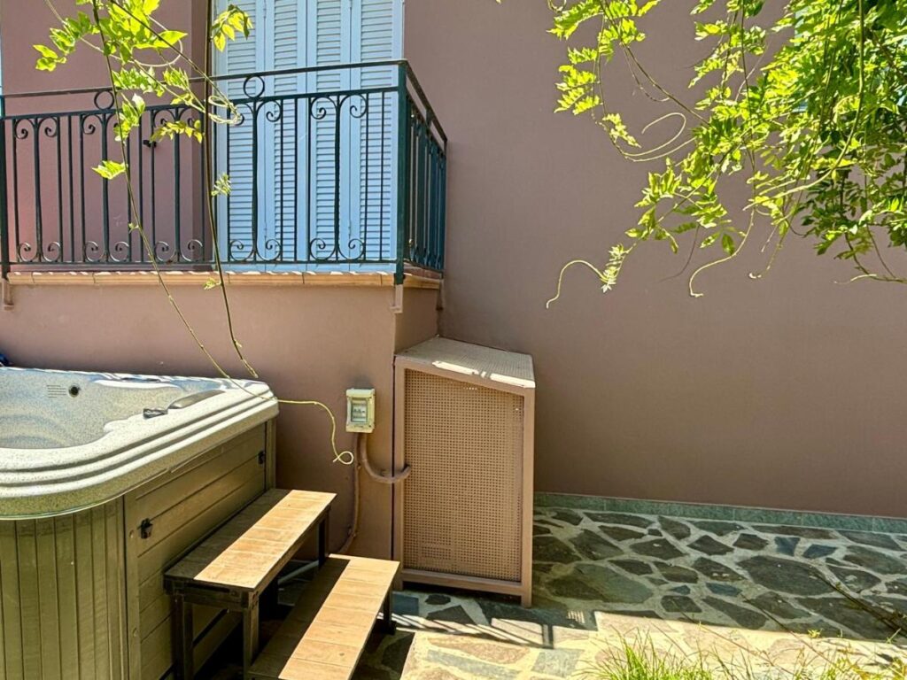 Garden jacuzzi